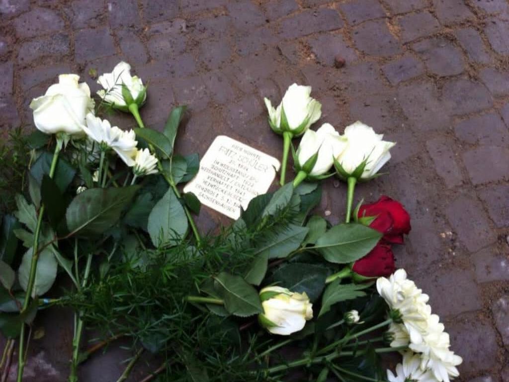 Stolperstein mit Blumen dekoriert in der Großbeerenstraße 152 zu Ehren von Fritz Schüler